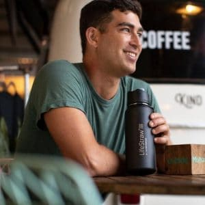 IZOLIUOTAS NERŪDIJANČIO PLIENO VANDENS BUTELIS SU FILTRU LIFESTRAW GO (ŠVIESIAI MĖLYNAS 710 ML)